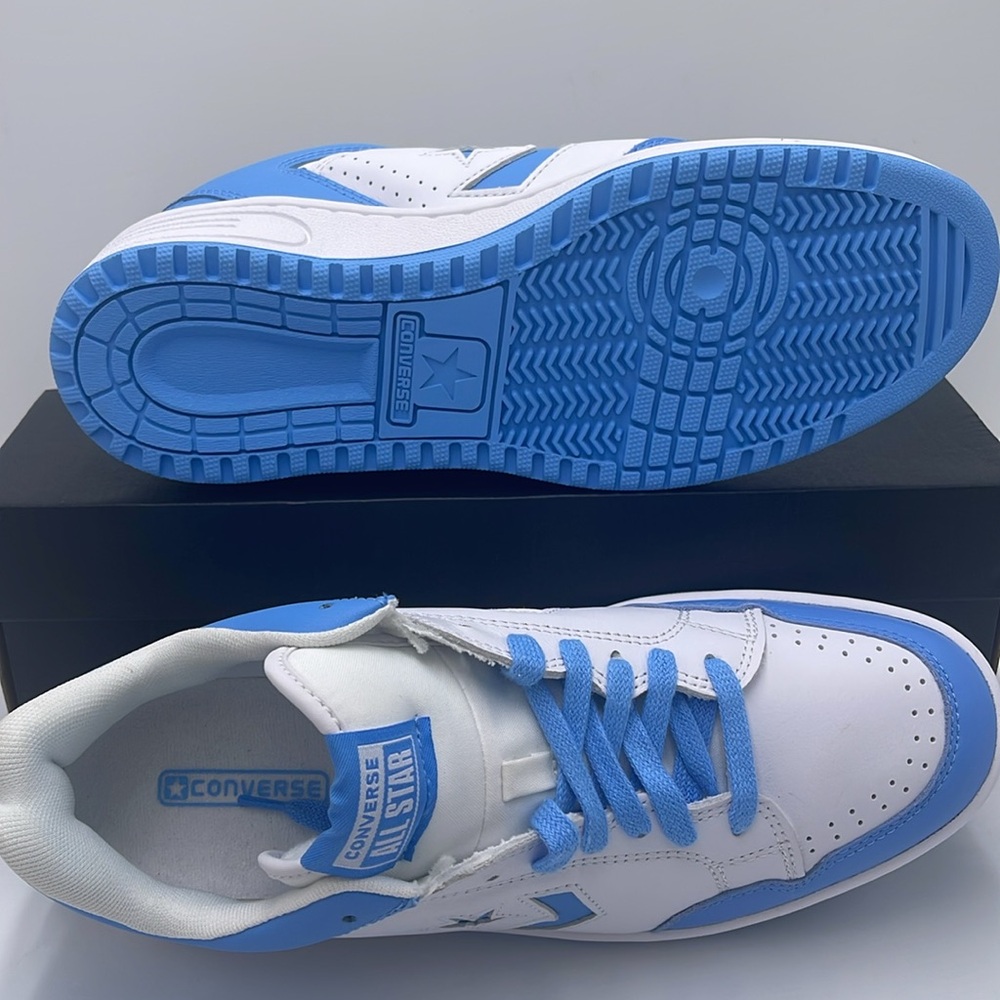 Converse Men’s White and Blue Sneakers A12867C
WEAPON OX
WHITE/LT BLUE/WHITE - Picture 3 of 16